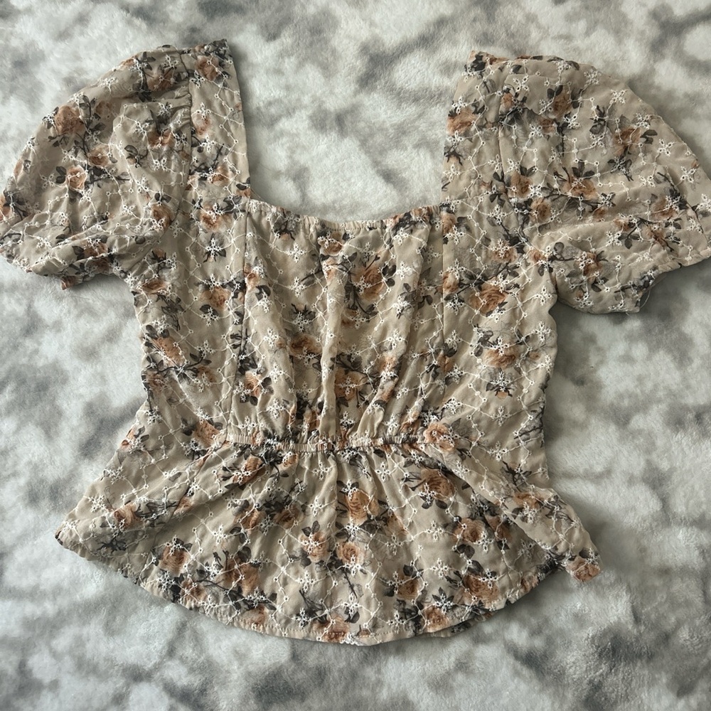Floral Lace-Up Puff Sleeve Blouse in Beige - Picture 4 of 5